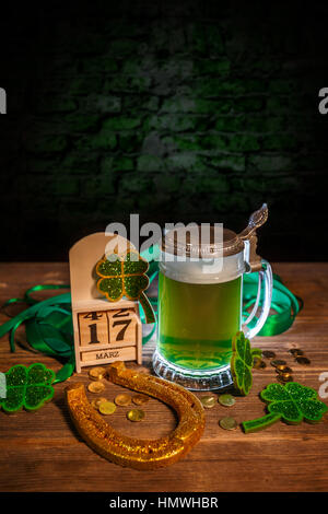 St. Patricks Day Stillleben mit Goldmünzen, grüne Bier und Kleeblätter Stockfoto