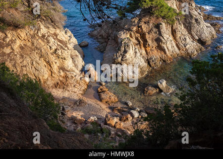 Kleinen versteckten einsamen Strand unter einem Felsen am Mittelmeer (Balearic Sea), Lloret de Mar, Costa Brava, Katalonien, Spanien Stockfoto