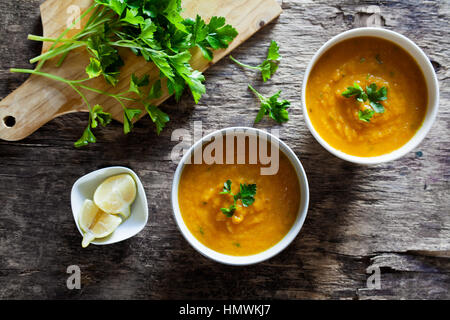 Paar Schüsseln Suppe Stockfoto