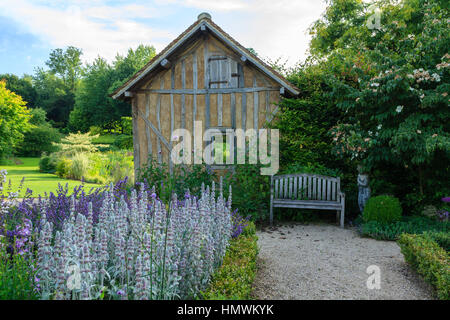 Jardins du pays d ' Auge, hier Garten namens "le Repos du Jardinier' mit einer Scheune und 4 Quadrate von Boxen und Stauden Stockfoto