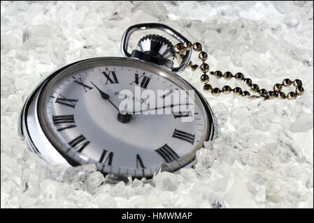 Watch this meiner späten Großväter Ingersoll Tasche.   Ich legt einige künstliche, zerstoßenem Eis auf einem Glastisch. Ich legte die Uhr in das Eis, und verwendet Stockfoto