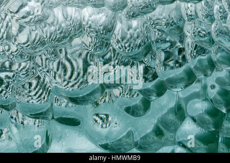 Makro-Ansicht des Eises schwimmend im Meer in der Nähe von Petermann Island, antarktische Halbinsel im Januar. Stockfoto