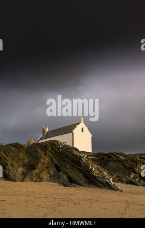 Dunkle Gewitterwolken zu sammeln über die historische alte Rettungsstation am kleinen Fistral, Newquay, Cornwall.  UK-Wetter. Stockfoto