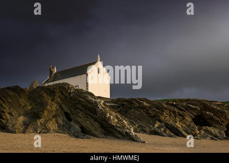 Brütende Wolken Sturm über die historische alte Rettungsstation am kleinen Fistral, Newquay, Cornwall.  UK-Wetter. Stockfoto