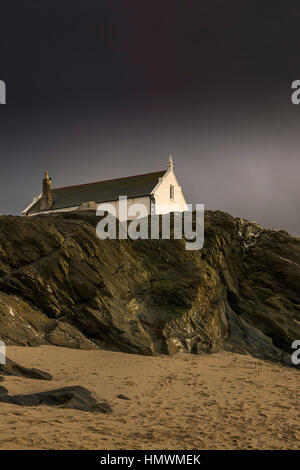 Dunkle Gewitterwolken zu sammeln über die historische alte Rettungsstation am kleinen Fistral, Newquay, Cornwall.  UK-Wetter. Stockfoto