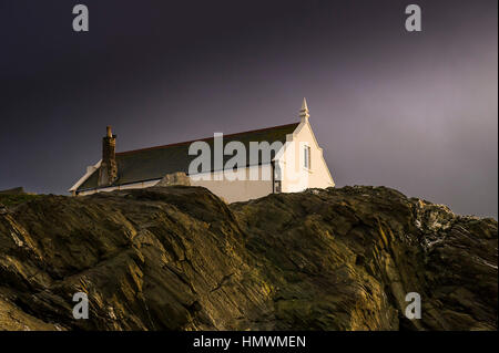 Dunkle Gewitterwolken über die historische alte Rettungsstation am kleinen Fistral, Newquay, Cornwall.  UK-Wetter. Stockfoto