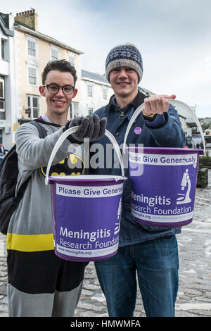 Zwei Freiwillige sammeln Spenden für die Meningitis Research Foundation im Stadtzentrum von Truro, Cornwall. Stockfoto