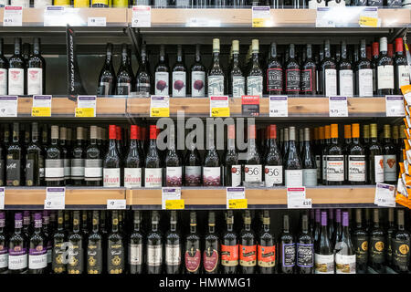 Regale voller Flaschen Wein zum Verkauf innerhalb einer Safeway-Supermarkt. Stockfoto