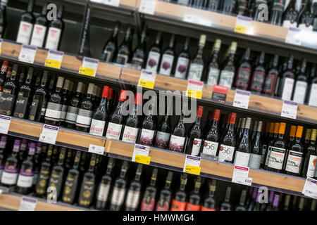 Regale voller Flaschen Wein zum Verkauf innerhalb einer Safeway-Supermarkt. Stockfoto