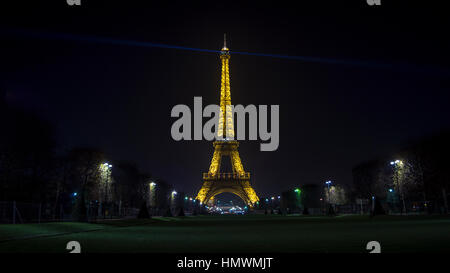 Eiffelturm leichte Performance-Show in Dämmerung. Der Eiffelturm ist das höchste Bauwerk und auch am meisten besuchte Denkmal von Frankreich. Stockfoto