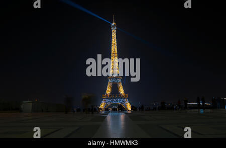 Eiffelturm leichte Performance-Show in Dämmerung. Der Eiffelturm ist das höchste Bauwerk und auch am meisten besuchte Denkmal von Frankreich. Stockfoto