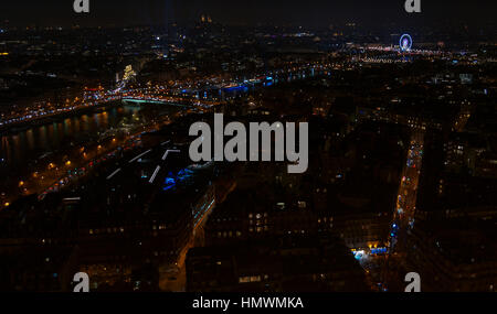 Panoramische Luftaufnahme der Stadt Paris in der Nacht mit den wichtigsten Sehenswürdigkeiten wie dem Eiffelturm Stockfoto