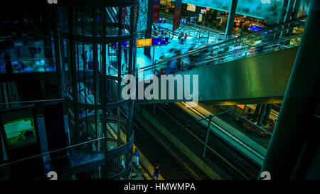 Berliner Hauptbahnhof. Berlin Hauptbahnhof ist Europas größte Multi-level-Bahnhof. Stockfoto