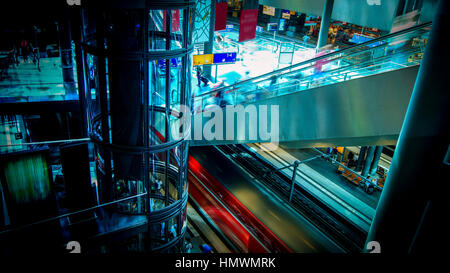 Berliner Hauptbahnhof. Berlin Hauptbahnhof ist Europas größte Multi-level-Bahnhof. Stockfoto