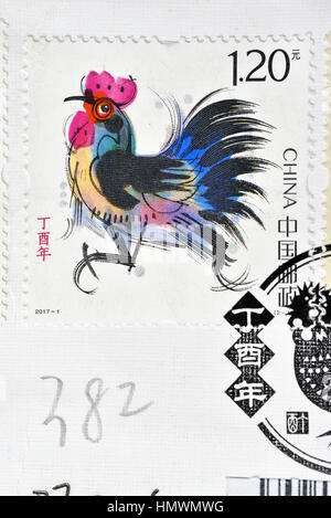 CHINA - CIRCA 2017: A Briefmarken gedruckt in China zeigt der 4. chinesischen Mondjahr Sternzeichen Tiere Hahn Stempel ca. 2017. Stockfoto