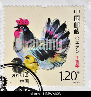 CHINA - CIRCA 2017: A Briefmarken gedruckt in China zeigt der 4. chinesischen Mondjahr Sternzeichen Tiere Hahn Stempel ca. 2017. Stockfoto