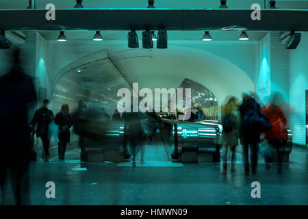 Pendler in Montparnasse-Metro-Station. Paris Metro ist ein Rapid Transit-System in der Metropolregion. Stockfoto