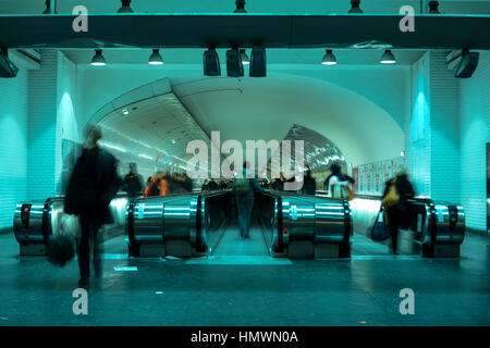 Pendler in Montparnasse-Metro-Station. Paris Metro ist ein Rapid Transit-System in der Metropolregion. Stockfoto