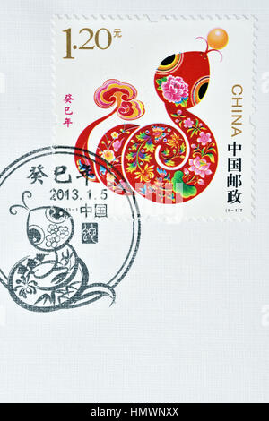 CHINA - CIRCA 2013: Eine Briefmarke gedruckt in China zeigt 2013-1 Tierkreis Neujahr Schlange. ca. 2013. Stockfoto