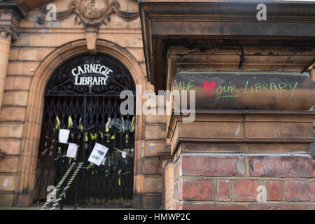 Das Exterieur der geschlossenen Carnegie Bibliothek, im 6. Februar 2017, in Herne Hill, London Borough of Lambeth, England. Von Lambeth Rat und für 10 Tage im April 2016, die Bibliothek, die von amerikanischen Philanthrop, vermacht wurde von Demonstranten besetzt wurde Andrew Carnegie seitdem gesperrt da sagen Lambeth Sparmaßnahmen notwendig sind, obwohl 24 Stunden Sicherheitsdienst machen es teurer für die örtliche Gemeinschaft geschlossen als offen zu halten. Ein Fitness-Studio, dass die Einheimischen sagen, dass sie nicht wollen oder brauchen ist geplant, die Bibliothek zu ersetzen, und während einige der 20.000 Bücher in den Regalen bleiben, keine l Stockfoto