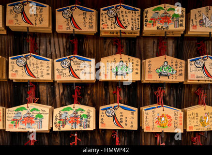 Kleinen hölzernen Tafeln mit Gebete und Wünsche im Fushimi Inari-Taisha (Shinto-Schrein), Kyoto, Japan Stockfoto