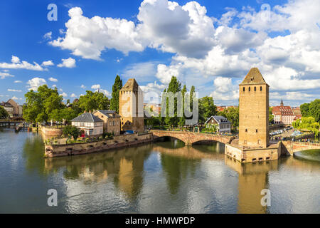 Mittelalterliche Brücke Ponts Couverts in Straßburg, Elsass, Frankreich unter dem blauen Himmel. Blick vom Barrage Vauban. Stockfoto