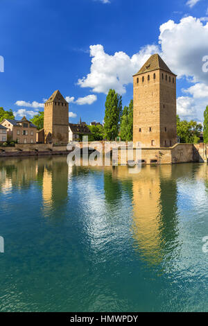 Mittelalterliche Brücke Ponts Couverts in Straßburg, Elsass, Frankreich unter dem blauen Himmel. Blick vom Barrage Vauban. Stockfoto