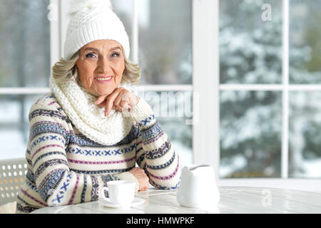 Reife Frau Tee trinken Stockfoto