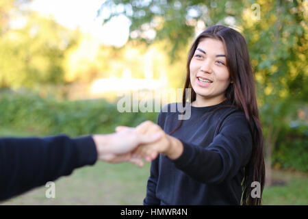 Frauen mit Geliebten trafen sich nach langer Trennung oder Abschied von geliebten Menschen, entspannen und Kontakte zu knüpfen, verbringe Zeit mit Kerl. Mädchen stehen im beaut Stockfoto