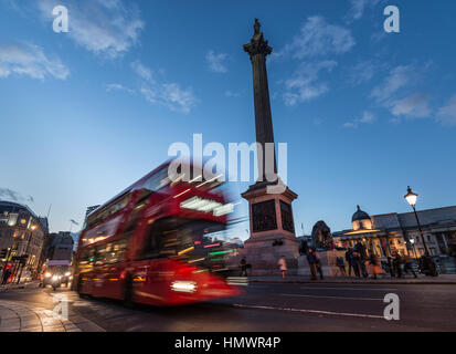 Red London Bus unterwegs nach dem Trafalgar Square Stockfoto