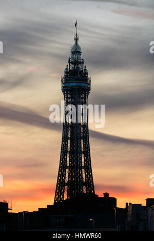 Blackpool Tower vor einem farbenfrohen Sonnenuntergang Himmel. Stockfoto