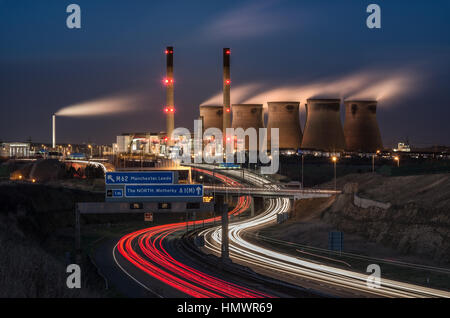 Ferrybridge Kraftwerk, Knottingley Yorks UK. Licht Wege von der Autobahn A1 (m) passieren die Kulisse der dampfenden Kühltürmen. Stockfoto