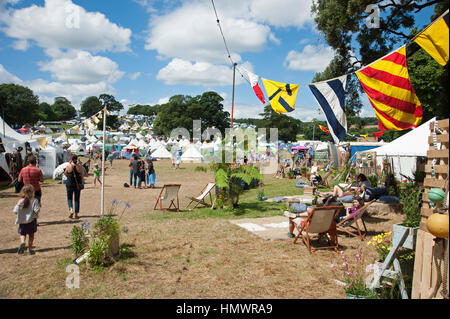 Menschen zu Fuß rund um Essen Stände und Zelte am Hafen Eliot Festival Cornwall Stockfoto