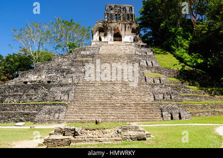 Antike Stadt Palenque sitzt wie ein König auf einem Thron des Dschungels Ebenen Berge., Mexiko treffen Stockfoto