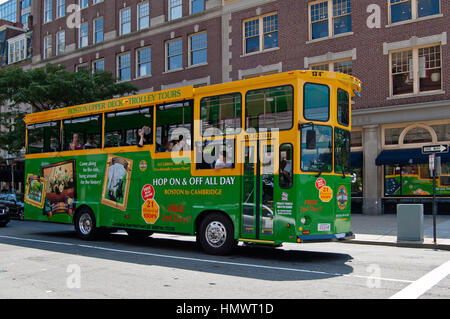 Boston, Massachusetts, uns, 25. Juli 2009: Boston Upper Deck Tours Oberleitungsbus auf der Straße mit Anzeige der berühmten touristischen Attraktion Plätze Stockfoto