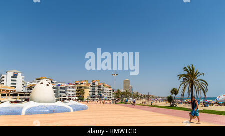 PENISCOLA, Spanien - 27. Juli 2016: Leute, die Spaß im Sommer Urlaub In Peniscola Strand am Mittelmeer. Stockfoto