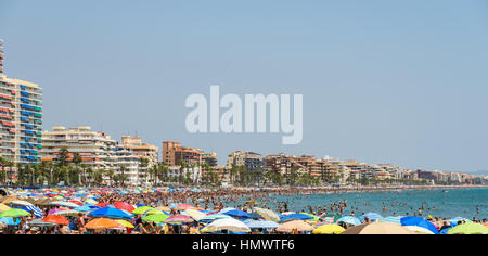 PENISCOLA, Spanien - 27. Juli 2016: Leute, die Spaß im Sommer Urlaub In Peniscola Strand am Mittelmeer. Stockfoto