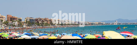 PENISCOLA, Spanien - 27. Juli 2016: Leute, die Spaß im Sommer Urlaub In Peniscola Strand am Mittelmeer. Stockfoto