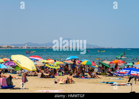 PENISCOLA, Spanien - 27. Juli 2016: Leute, die Spaß im Sommer Urlaub In Peniscola Strand am Mittelmeer. Stockfoto