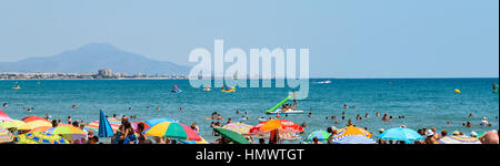 PENISCOLA, Spanien - 27. Juli 2016: Leute, die Spaß im Sommer Urlaub In Peniscola Strand am Mittelmeer. Stockfoto