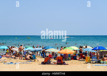 PENISCOLA, Spanien - 27. Juli 2016: Leute, die Spaß im Sommer Urlaub In Peniscola Strand am Mittelmeer. Stockfoto