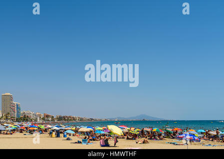 PENISCOLA, Spanien - 27. Juli 2016: Leute, die Spaß im Sommer Urlaub In Peniscola Strand am Mittelmeer. Stockfoto