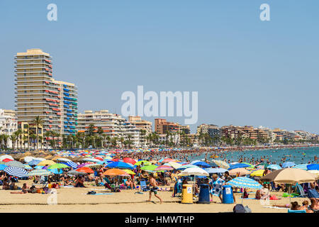 PENISCOLA, Spanien - 27. Juli 2016: Leute, die Spaß im Sommer Urlaub In Peniscola Strand am Mittelmeer. Stockfoto