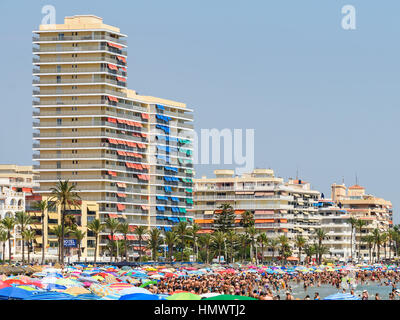 PENISCOLA, Spanien - 27. Juli 2016: Leute, die Spaß im Sommer Urlaub In Peniscola Strand am Mittelmeer. Stockfoto