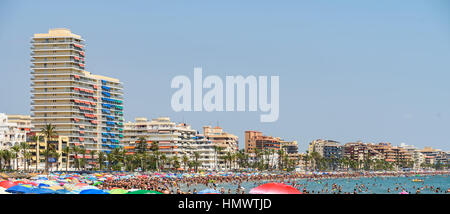 PENISCOLA, Spanien - 27. Juli 2016: Leute, die Spaß im Sommer Urlaub In Peniscola Strand am Mittelmeer. Stockfoto