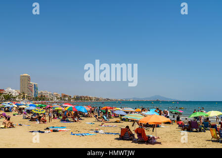 PENISCOLA, Spanien - 27. Juli 2016: Leute, die Spaß im Sommer Urlaub In Peniscola Strand am Mittelmeer. Stockfoto