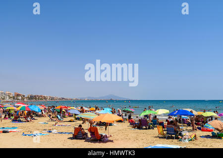 PENISCOLA, Spanien - 27. Juli 2016: Leute, die Spaß im Sommer Urlaub In Peniscola Strand am Mittelmeer. Stockfoto