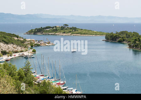 Die kleine Insel Panayia an der Mündung des Gaios Hafen, Paxos, Griechenland, mit dem griechischen Festland in der Ferne Stockfoto