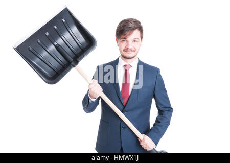 Mann trägt Anzug, lächelnd und zeigt eine Schneeschaufel bereit, es isoliert auf weißem Hintergrund verwenden Stockfoto