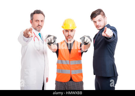 Gruppe von Menschen mit verschiedenen Jobs zusammenstehen und beschuldigen Sie auf weißem Hintergrund Stockfoto
